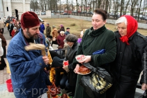 Горожане святили куличи, мясо и яйца накануне Пасхи 3 апреля в церкви Святого Александра Невского в Барановичах.